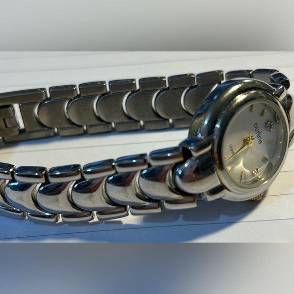 Outline watch. Works but needs battery - Picture 6 of 7